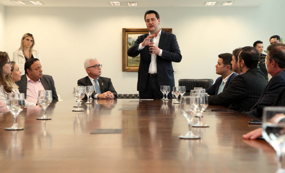 O governador Carlos Massa Ratinho Junior assinou nesta quarta-feira (18), no Palácio Iguaçu, dois projetos de lei amparados por sugestões da seccional paranaense da Ordem dos Advogados do Brasil (OAB-PR). Um deles propõe alterações na lei da advocacia dativa para reforçar a atenção social em favor das populações mais vulneráveis. O outro institui uma legislação estadual para os processos administrativos (aqueles entre os órgãos e seus servidores).Foto: Ari Dias/AEN