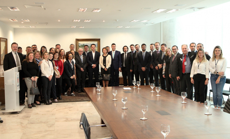 O governador Carlos Massa Ratinho Junior assinou nesta quarta-feira (18), no Palácio Iguaçu, dois projetos de lei amparados por sugestões da seccional paranaense da Ordem dos Advogados do Brasil (OAB-PR). Um deles propõe alterações na lei da advocacia dativa para reforçar a atenção social em favor das populações mais vulneráveis. O outro institui uma legislação estadual para os processos administrativos (aqueles entre os órgãos e seus servidores).Foto: Ari Dias/AEN