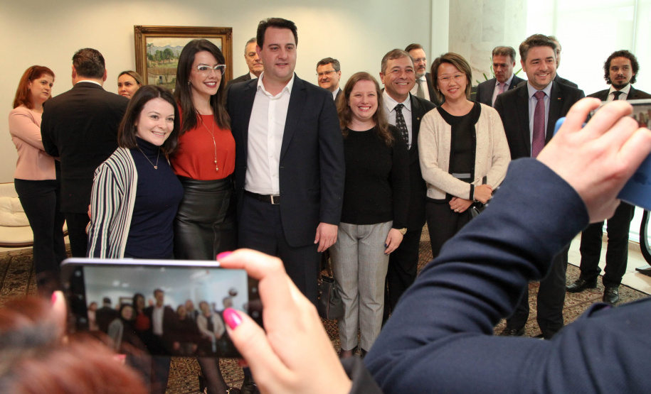 O governador Carlos Massa Ratinho Junior assinou nesta quarta-feira (18), no Palácio Iguaçu, dois projetos de lei amparados por sugestões da seccional paranaense da Ordem dos Advogados do Brasil (OAB-PR). Um deles propõe alterações na lei da advocacia dativa para reforçar a atenção social em favor das populações mais vulneráveis. O outro institui uma legislação estadual para os processos administrativos (aqueles entre os órgãos e seus servidores).Foto: Ari Dias/AEN