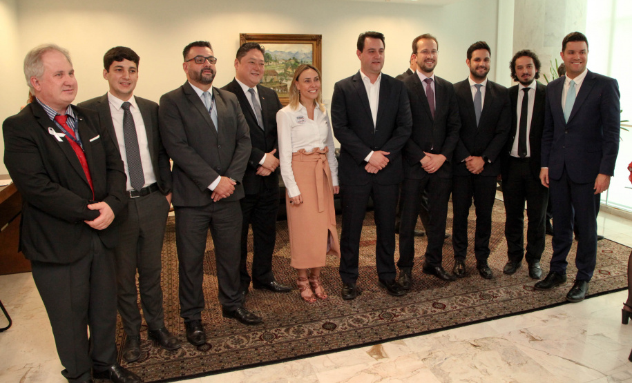 O governador Carlos Massa Ratinho Junior assinou nesta quarta-feira (18), no Palácio Iguaçu, dois projetos de lei amparados por sugestões da seccional paranaense da Ordem dos Advogados do Brasil (OAB-PR). Um deles propõe alterações na lei da advocacia dativa para reforçar a atenção social em favor das populações mais vulneráveis. O outro institui uma legislação estadual para os processos administrativos (aqueles entre os órgãos e seus servidores).Foto: Ari Dias/AEN