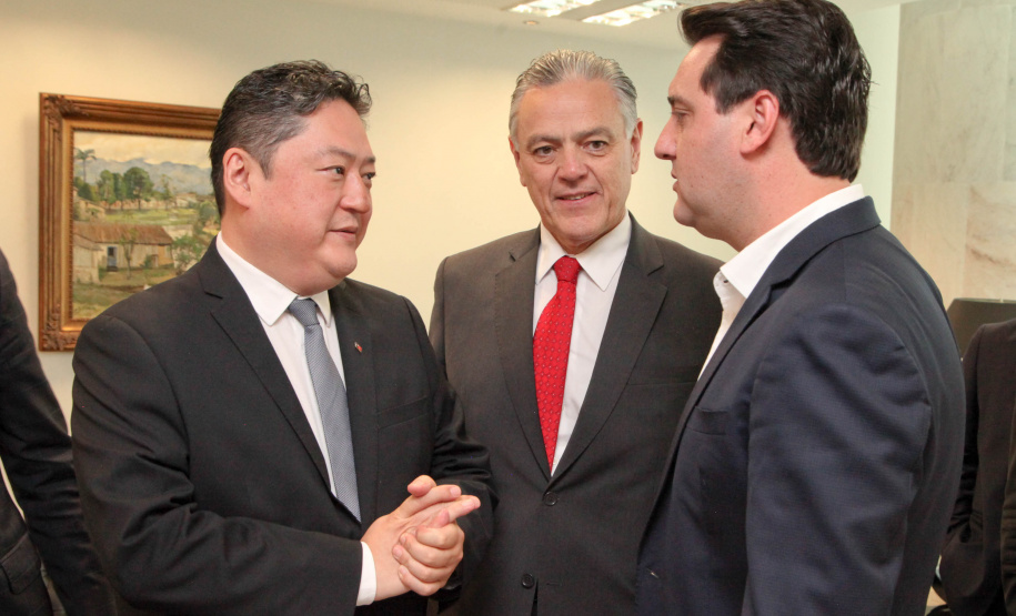 O governador Carlos Massa Ratinho Junior assinou nesta quarta-feira (18), no Palácio Iguaçu, dois projetos de lei amparados por sugestões da seccional paranaense da Ordem dos Advogados do Brasil (OAB-PR). Um deles propõe alterações na lei da advocacia dativa para reforçar a atenção social em favor das populações mais vulneráveis. O outro institui uma legislação estadual para os processos administrativos (aqueles entre os órgãos e seus servidores).Foto: Ari Dias/AEN