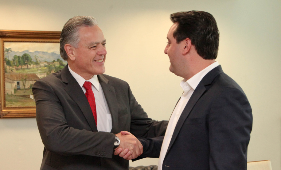 O governador Carlos Massa Ratinho Junior assinou nesta quarta-feira (18), no Palácio Iguaçu, dois projetos de lei amparados por sugestões da seccional paranaense da Ordem dos Advogados do Brasil (OAB-PR). Um deles propõe alterações na lei da advocacia dativa para reforçar a atenção social em favor das populações mais vulneráveis. O outro institui uma legislação estadual para os processos administrativos (aqueles entre os órgãos e seus servidores).Foto: Ari Dias/AEN