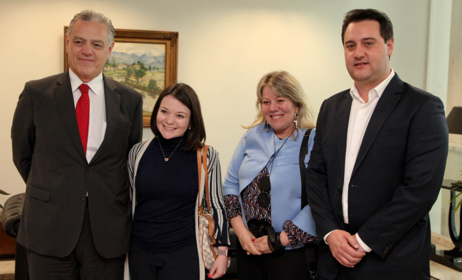 O governador Carlos Massa Ratinho Junior assinou nesta quarta-feira (18), no Palácio Iguaçu, dois projetos de lei amparados por sugestões da seccional paranaense da Ordem dos Advogados do Brasil (OAB-PR). Um deles propõe alterações na lei da advocacia dativa para reforçar a atenção social em favor das populações mais vulneráveis. O outro institui uma legislação estadual para os processos administrativos (aqueles entre os órgãos e seus servidores).Foto: Ari Dias/AEN