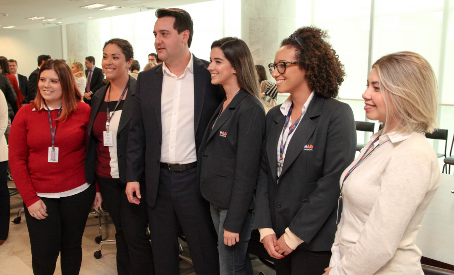 O governador Carlos Massa Ratinho Junior assinou nesta quarta-feira (18), no Palácio Iguaçu, dois projetos de lei amparados por sugestões da seccional paranaense da Ordem dos Advogados do Brasil (OAB-PR). Um deles propõe alterações na lei da advocacia dativa para reforçar a atenção social em favor das populações mais vulneráveis. O outro institui uma legislação estadual para os processos administrativos (aqueles entre os órgãos e seus servidores).Foto: Ari Dias/AEN