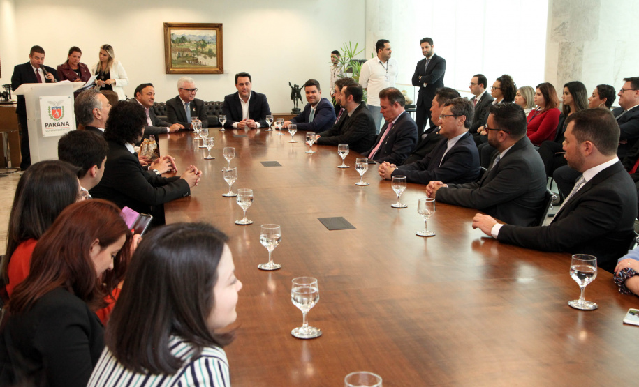 O governador Carlos Massa Ratinho Junior assinou nesta quarta-feira (18), no Palácio Iguaçu, dois projetos de lei amparados por sugestões da seccional paranaense da Ordem dos Advogados do Brasil (OAB-PR). Um deles propõe alterações na lei da advocacia dativa para reforçar a atenção social em favor das populações mais vulneráveis. O outro institui uma legislação estadual para os processos administrativos (aqueles entre os órgãos e seus servidores).Foto: Ari Dias/AEN