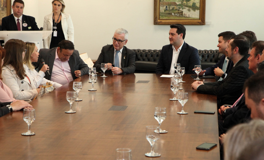 O governador Carlos Massa Ratinho Junior assinou nesta quarta-feira (18), no Palácio Iguaçu, dois projetos de lei amparados por sugestões da seccional paranaense da Ordem dos Advogados do Brasil (OAB-PR). Um deles propõe alterações na lei da advocacia dativa para reforçar a atenção social em favor das populações mais vulneráveis. O outro institui uma legislação estadual para os processos administrativos (aqueles entre os órgãos e seus servidores).Foto: Ari Dias/AEN