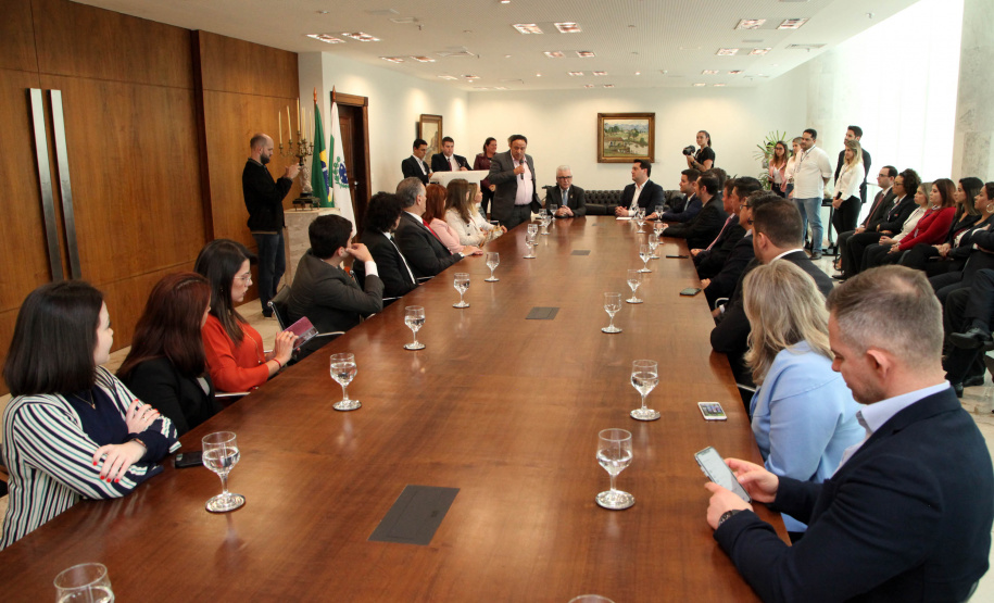 O governador Carlos Massa Ratinho Junior assinou nesta quarta-feira (18), no Palácio Iguaçu, dois projetos de lei amparados por sugestões da seccional paranaense da Ordem dos Advogados do Brasil (OAB-PR). Um deles propõe alterações na lei da advocacia dativa para reforçar a atenção social em favor das populações mais vulneráveis. O outro institui uma legislação estadual para os processos administrativos (aqueles entre os órgãos e seus servidores).Foto: Ari Dias/AEN