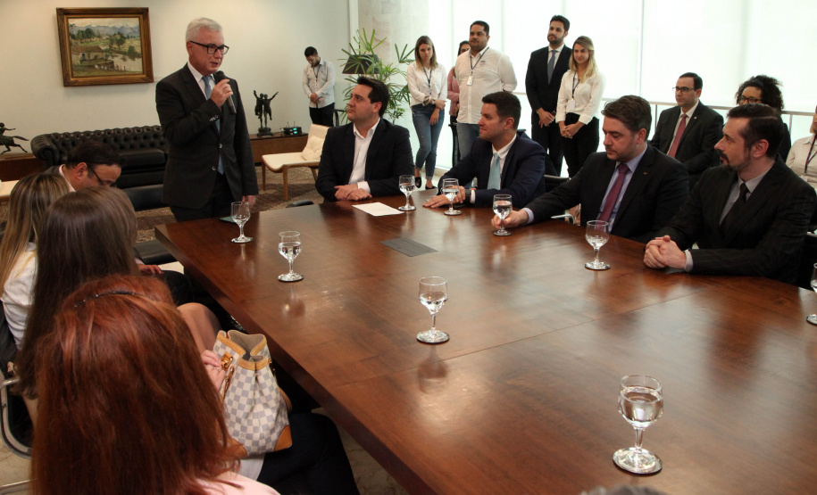 O governador Carlos Massa Ratinho Junior assinou nesta quarta-feira (18), no Palácio Iguaçu, dois projetos de lei amparados por sugestões da seccional paranaense da Ordem dos Advogados do Brasil (OAB-PR). Um deles propõe alterações na lei da advocacia dativa para reforçar a atenção social em favor das populações mais vulneráveis. O outro institui uma legislação estadual para os processos administrativos (aqueles entre os órgãos e seus servidores).Foto: Ari Dias/AEN