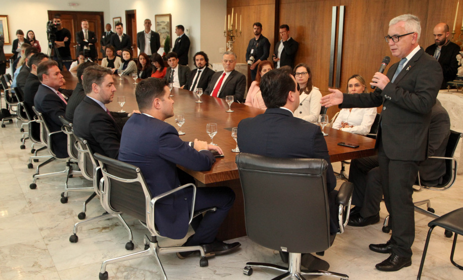 O governador Carlos Massa Ratinho Junior assinou nesta quarta-feira (18), no Palácio Iguaçu, dois projetos de lei amparados por sugestões da seccional paranaense da Ordem dos Advogados do Brasil (OAB-PR). Um deles propõe alterações na lei da advocacia dativa para reforçar a atenção social em favor das populações mais vulneráveis. O outro institui uma legislação estadual para os processos administrativos (aqueles entre os órgãos e seus servidores).Foto: Ari Dias/AEN