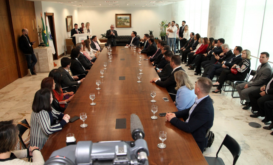 O governador Carlos Massa Ratinho Junior assinou nesta quarta-feira (18), no Palácio Iguaçu, dois projetos de lei amparados por sugestões da seccional paranaense da Ordem dos Advogados do Brasil (OAB-PR). Um deles propõe alterações na lei da advocacia dativa para reforçar a atenção social em favor das populações mais vulneráveis. O outro institui uma legislação estadual para os processos administrativos (aqueles entre os órgãos e seus servidores).Foto: Ari Dias/AEN