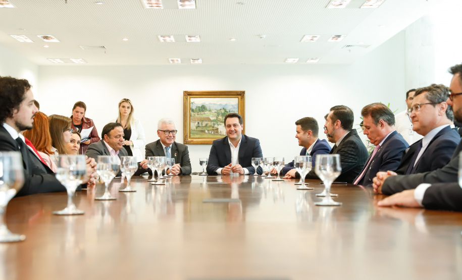 O governador Carlos Massa Ratinho Junior assinou nesta quarta-feira (18), no Palácio Iguaçu, dois projetos de lei amparados por sugestões da seccional paranaense da Ordem dos Advogados do Brasil (OAB-PR). Um deles propõe alterações na lei da advocacia dativa para reforçar a atenção social em favor das populações mais vulneráveis. O outro institui uma legislação estadual para os processos administrativos (aqueles entre os órgãos e seus servidores).