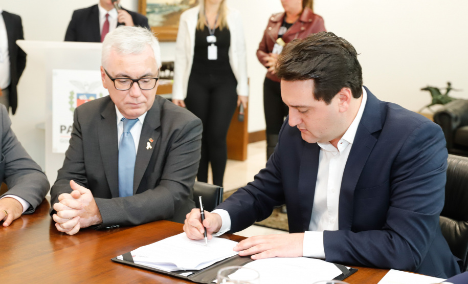 O governador Carlos Massa Ratinho Junior assinou nesta quarta-feira (18), no Palácio Iguaçu, dois projetos de lei amparados por sugestões da seccional paranaense da Ordem dos Advogados do Brasil (OAB-PR). Um deles propõe alterações na lei da advocacia dativa para reforçar a atenção social em favor das populações mais vulneráveis. O outro institui uma legislação estadual para os processos administrativos (aqueles entre os órgãos e seus servidores).