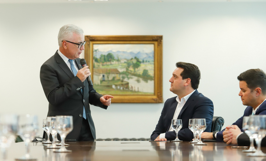 O governador Carlos Massa Ratinho Junior assinou nesta quarta-feira (18), no Palácio Iguaçu, dois projetos de lei amparados por sugestões da seccional paranaense da Ordem dos Advogados do Brasil (OAB-PR). Um deles propõe alterações na lei da advocacia dativa para reforçar a atenção social em favor das populações mais vulneráveis. O outro institui uma legislação estadual para os processos administrativos (aqueles entre os órgãos e seus servidores).
