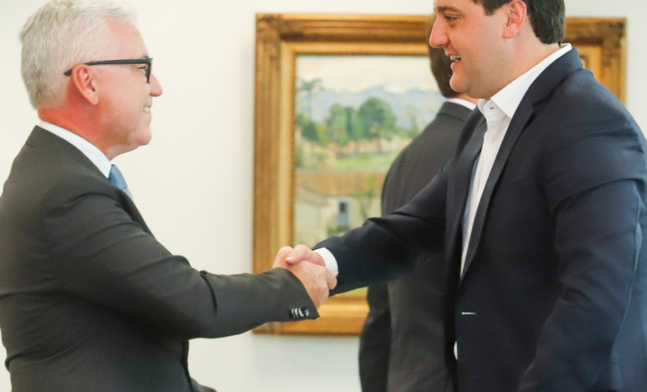 O governador Carlos Massa Ratinho Junior assinou nesta quarta-feira (18), no Palácio Iguaçu, dois projetos de lei amparados por sugestões da seccional paranaense da Ordem dos Advogados do Brasil (OAB-PR). Um deles propõe alterações na lei da advocacia dativa para reforçar a atenção social em favor das populações mais vulneráveis. O outro institui uma legislação estadual para os processos administrativos (aqueles entre os órgãos e seus servidores).