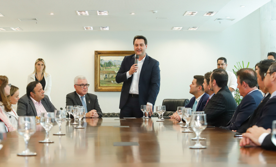 O governador Carlos Massa Ratinho Junior assinou nesta quarta-feira (18), no Palácio Iguaçu, dois projetos de lei amparados por sugestões da seccional paranaense da Ordem dos Advogados do Brasil (OAB-PR). Um deles propõe alterações na lei da advocacia dativa para reforçar a atenção social em favor das populações mais vulneráveis. O outro institui uma legislação estadual para os processos administrativos (aqueles entre os órgãos e seus servidores).