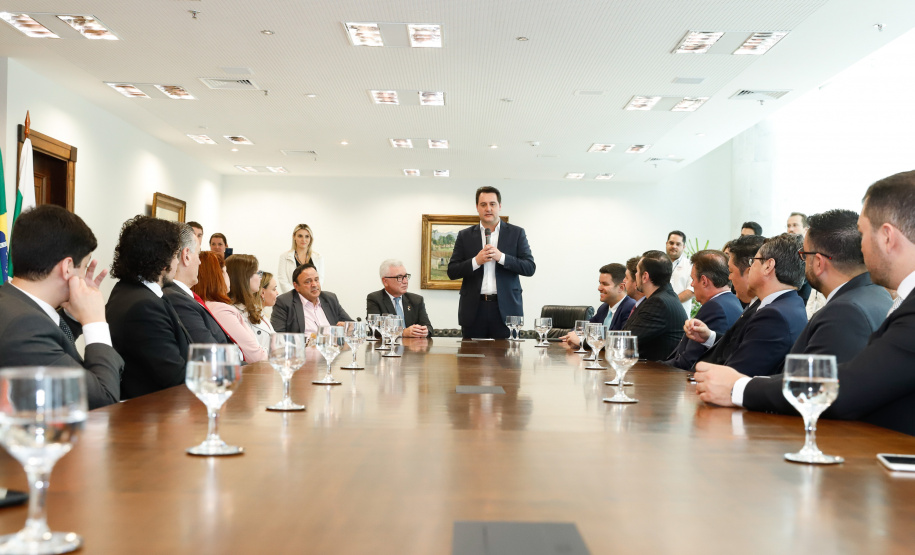 O governador Carlos Massa Ratinho Junior assinou nesta quarta-feira (18), no Palácio Iguaçu, dois projetos de lei amparados por sugestões da seccional paranaense da Ordem dos Advogados do Brasil (OAB-PR). Um deles propõe alterações na lei da advocacia dativa para reforçar a atenção social em favor das populações mais vulneráveis. O outro institui uma legislação estadual para os processos administrativos (aqueles entre os órgãos e seus servidores).