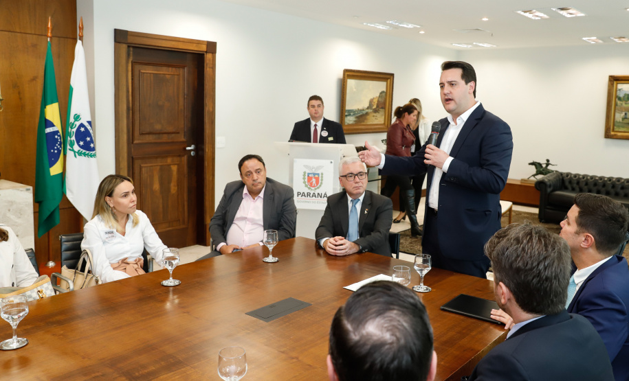 O governador Carlos Massa Ratinho Junior assinou nesta quarta-feira (18), no Palácio Iguaçu, dois projetos de lei amparados por sugestões da seccional paranaense da Ordem dos Advogados do Brasil (OAB-PR). Um deles propõe alterações na lei da advocacia dativa para reforçar a atenção social em favor das populações mais vulneráveis. O outro institui uma legislação estadual para os processos administrativos (aqueles entre os órgãos e seus servidores).