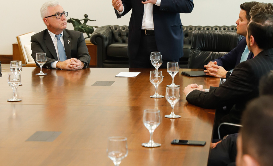 O governador Carlos Massa Ratinho Junior assinou nesta quarta-feira (18), no Palácio Iguaçu, dois projetos de lei amparados por sugestões da seccional paranaense da Ordem dos Advogados do Brasil (OAB-PR). Um deles propõe alterações na lei da advocacia dativa para reforçar a atenção social em favor das populações mais vulneráveis. O outro institui uma legislação estadual para os processos administrativos (aqueles entre os órgãos e seus servidores).