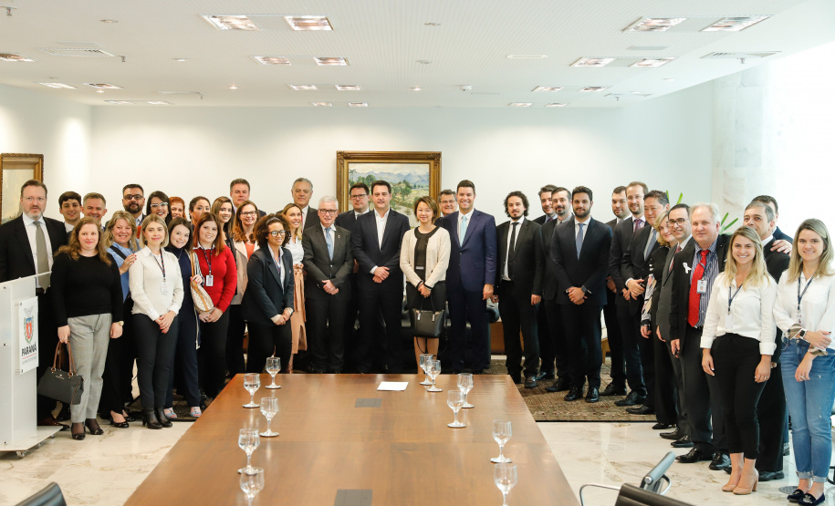 O governador Carlos Massa Ratinho Junior assinou nesta quarta-feira (18), no Palácio Iguaçu, dois projetos de lei amparados por sugestões da seccional paranaense da Ordem dos Advogados do Brasil (OAB-PR). Um deles propõe alterações na lei da advocacia dativa para reforçar a atenção social em favor das populações mais vulneráveis. O outro institui uma legislação estadual para os processos administrativos (aqueles entre os órgãos e seus servidores).