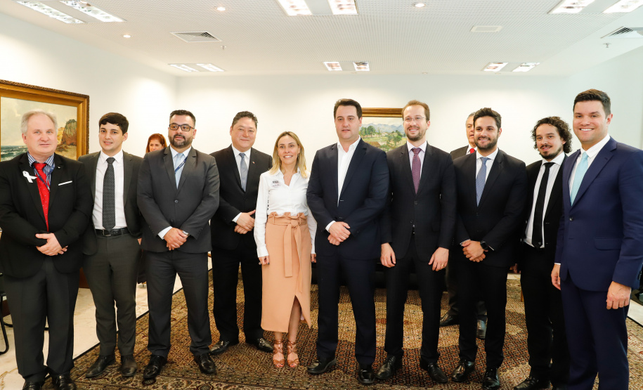 O governador Carlos Massa Ratinho Junior assinou nesta quarta-feira (18), no Palácio Iguaçu, dois projetos de lei amparados por sugestões da seccional paranaense da Ordem dos Advogados do Brasil (OAB-PR). Um deles propõe alterações na lei da advocacia dativa para reforçar a atenção social em favor das populações mais vulneráveis. O outro institui uma legislação estadual para os processos administrativos (aqueles entre os órgãos e seus servidores).