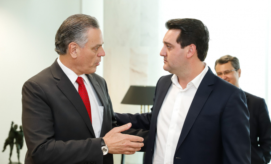 O governador Carlos Massa Ratinho Junior assinou nesta quarta-feira (18), no Palácio Iguaçu, dois projetos de lei amparados por sugestões da seccional paranaense da Ordem dos Advogados do Brasil (OAB-PR). Um deles propõe alterações na lei da advocacia dativa para reforçar a atenção social em favor das populações mais vulneráveis. O outro institui uma legislação estadual para os processos administrativos (aqueles entre os órgãos e seus servidores).