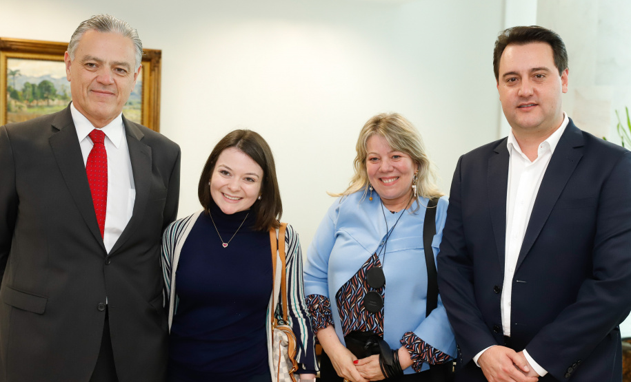 O governador Carlos Massa Ratinho Junior assinou nesta quarta-feira (18), no Palácio Iguaçu, dois projetos de lei amparados por sugestões da seccional paranaense da Ordem dos Advogados do Brasil (OAB-PR). Um deles propõe alterações na lei da advocacia dativa para reforçar a atenção social em favor das populações mais vulneráveis. O outro institui uma legislação estadual para os processos administrativos (aqueles entre os órgãos e seus servidores).