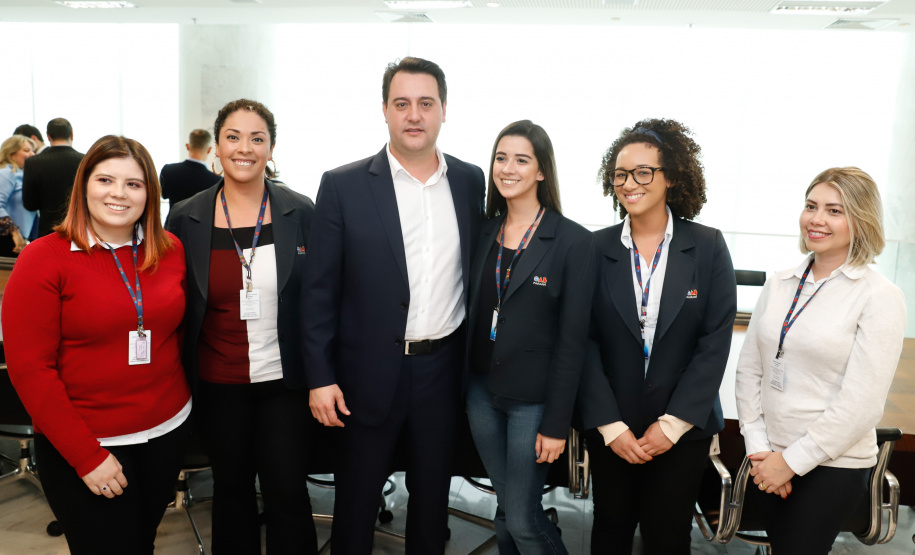 O governador Carlos Massa Ratinho Junior assinou nesta quarta-feira (18), no Palácio Iguaçu, dois projetos de lei amparados por sugestões da seccional paranaense da Ordem dos Advogados do Brasil (OAB-PR). Um deles propõe alterações na lei da advocacia dativa para reforçar a atenção social em favor das populações mais vulneráveis. O outro institui uma legislação estadual para os processos administrativos (aqueles entre os órgãos e seus servidores).