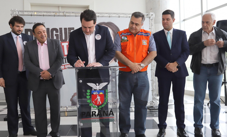 O governador Carlos Massa Ratinho Junior afirmou nesta quarta-feira (18) que o Paraná está em guerra contra a dengue. Ele convocou a população a colaborar no combate ao mosquito transmissor da doença para evitar o risco de uma grande epidemia no Estado. Em encontro no Palácio Iguaçu, o governador assinou decreto que instituiu o Comitê lntersetorial de Controle da Dengue no Paraná. Foto: Arnaldo Alves/AEN
