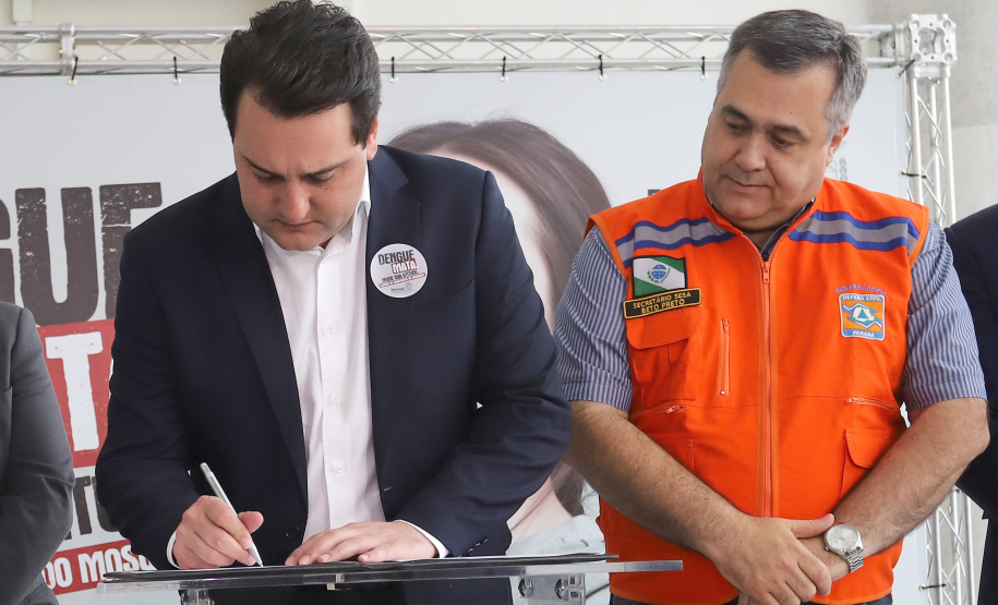 O governador Carlos Massa Ratinho Junior afirmou nesta quarta-feira (18) que o Paraná está em guerra contra a dengue. Ele convocou a população a colaborar no combate ao mosquito transmissor da doença para evitar o risco de uma grande epidemia no Estado. Em encontro no Palácio Iguaçu, o governador assinou decreto que instituiu o Comitê lntersetorial de Controle da Dengue no Paraná. Foto: Arnaldo Alves/AEN