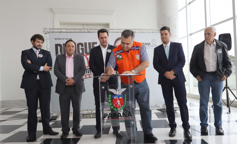 O governador Carlos Massa Ratinho Junior afirmou nesta quarta-feira (18) que o Paraná está em guerra contra a dengue. Ele convocou a população a colaborar no combate ao mosquito transmissor da doença para evitar o risco de uma grande epidemia no Estado. Em encontro no Palácio Iguaçu, o governador assinou decreto que instituiu o Comitê lntersetorial de Controle da Dengue no Paraná. Foto: Arnaldo Alves/AEN