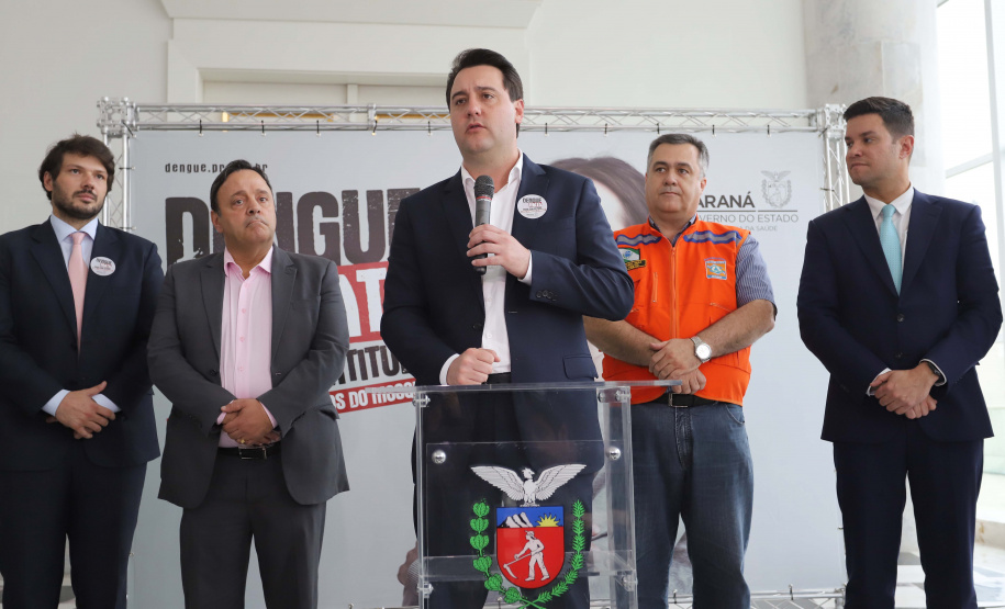 O governador Carlos Massa Ratinho Junior afirmou nesta quarta-feira (18) que o Paraná está em guerra contra a dengue. Ele convocou a população a colaborar no combate ao mosquito transmissor da doença para evitar o risco de uma grande epidemia no Estado. Em encontro no Palácio Iguaçu, o governador assinou decreto que instituiu o Comitê lntersetorial de Controle da Dengue no Paraná. Foto: Arnaldo Alves/AEN