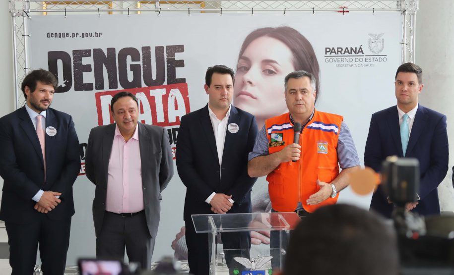 O governador Carlos Massa Ratinho Junior afirmou nesta quarta-feira (18) que o Paraná está em guerra contra a dengue. Ele convocou a população a colaborar no combate ao mosquito transmissor da doença para evitar o risco de uma grande epidemia no Estado. Em encontro no Palácio Iguaçu, o governador assinou decreto que instituiu o Comitê lntersetorial de Controle da Dengue no Paraná. Foto: Arnaldo Alves/AEN