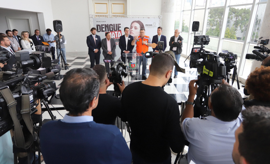 O governador Carlos Massa Ratinho Junior afirmou nesta quarta-feira (18) que o Paraná está em guerra contra a dengue. Ele convocou a população a colaborar no combate ao mosquito transmissor da doença para evitar o risco de uma grande epidemia no Estado. Em encontro no Palácio Iguaçu, o governador assinou decreto que instituiu o Comitê lntersetorial de Controle da Dengue no Paraná. Foto: Arnaldo Alves/AEN