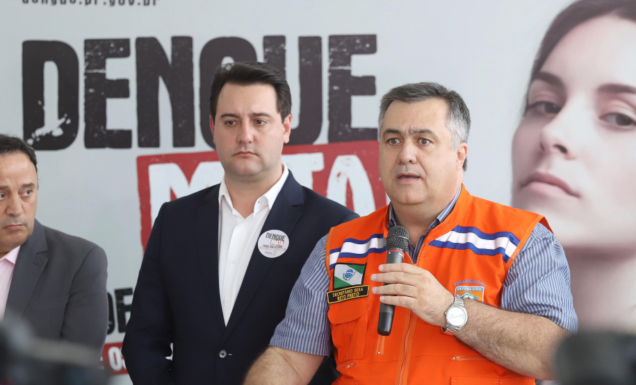 O governador Carlos Massa Ratinho Junior afirmou nesta quarta-feira (18) que o Paraná está em guerra contra a dengue. Ele convocou a população a colaborar no combate ao mosquito transmissor da doença para evitar o risco de uma grande epidemia no Estado. Em encontro no Palácio Iguaçu, o governador assinou decreto que instituiu o Comitê lntersetorial de Controle da Dengue no Paraná. Foto: Arnaldo Alves/AEN