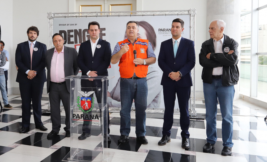 O governador Carlos Massa Ratinho Junior afirmou nesta quarta-feira (18) que o Paraná está em guerra contra a dengue. Ele convocou a população a colaborar no combate ao mosquito transmissor da doença para evitar o risco de uma grande epidemia no Estado. Em encontro no Palácio Iguaçu, o governador assinou decreto que instituiu o Comitê lntersetorial de Controle da Dengue no Paraná. Foto: Arnaldo Alves/AEN