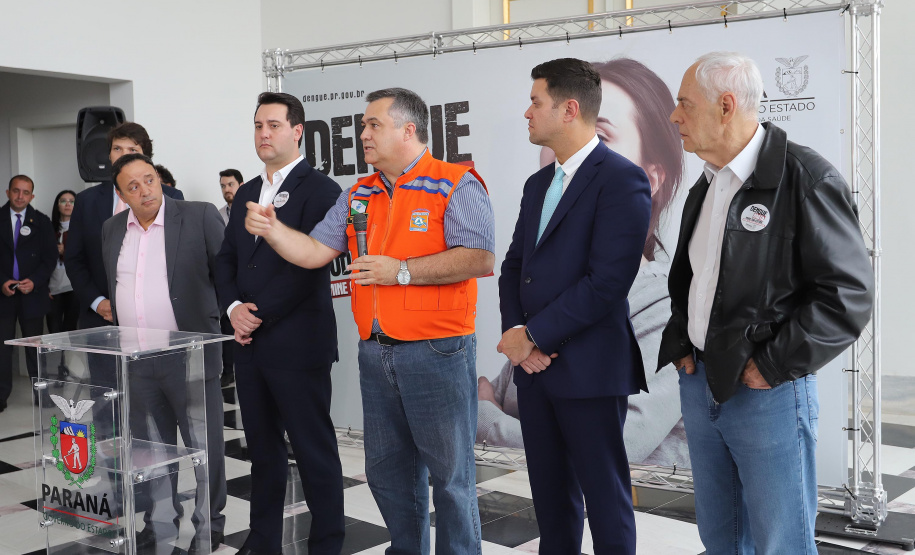 O governador Carlos Massa Ratinho Junior afirmou nesta quarta-feira (18) que o Paraná está em guerra contra a dengue. Ele convocou a população a colaborar no combate ao mosquito transmissor da doença para evitar o risco de uma grande epidemia no Estado. Em encontro no Palácio Iguaçu, o governador assinou decreto que instituiu o Comitê lntersetorial de Controle da Dengue no Paraná. Foto: Arnaldo Alves/AEN