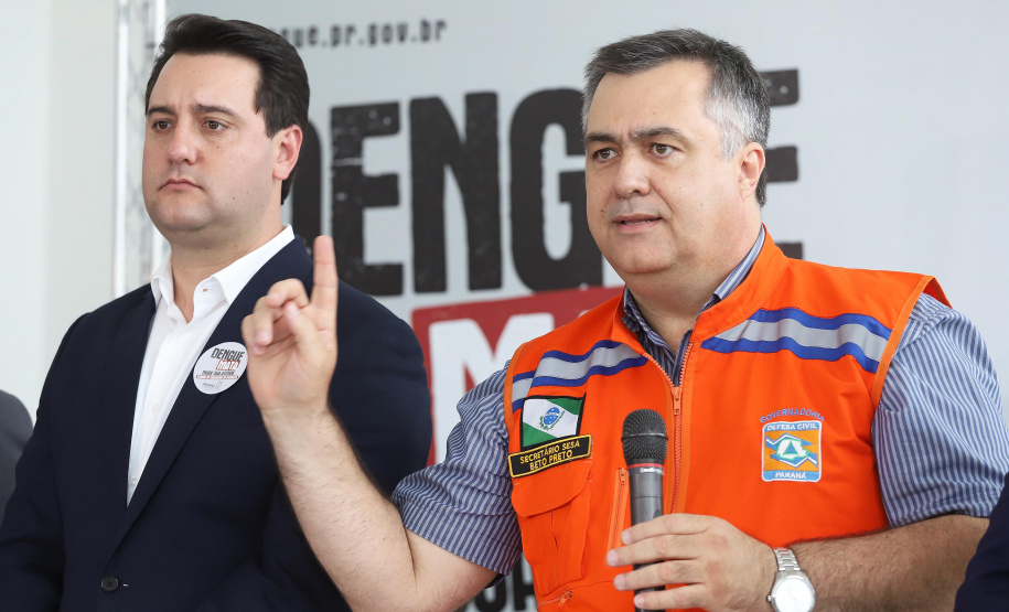 O governador Carlos Massa Ratinho Junior afirmou nesta quarta-feira (18) que o Paraná está em guerra contra a dengue. Ele convocou a população a colaborar no combate ao mosquito transmissor da doença para evitar o risco de uma grande epidemia no Estado. Em encontro no Palácio Iguaçu, o governador assinou decreto que instituiu o Comitê lntersetorial de Controle da Dengue no Paraná. Foto: Arnaldo Alves/AEN
