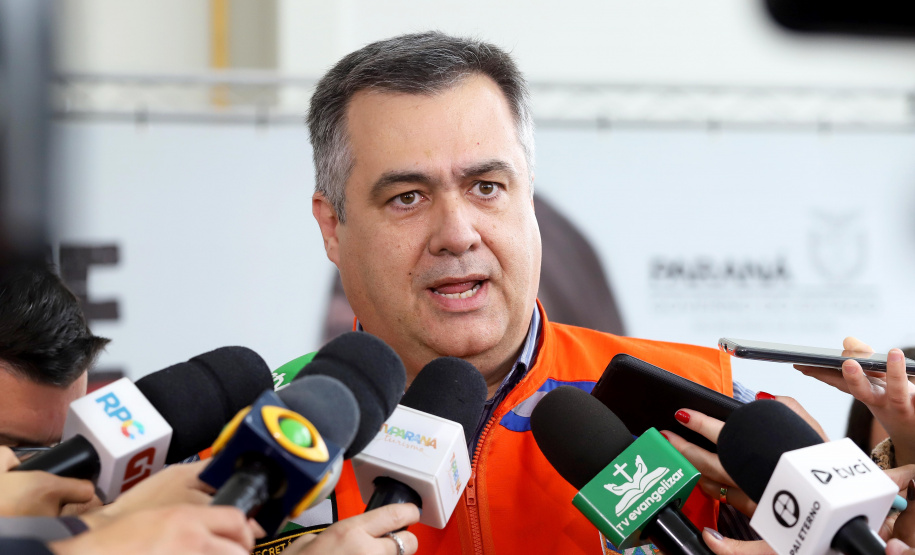 O governador Carlos Massa Ratinho Junior afirmou nesta quarta-feira (18) que o Paraná está em guerra contra a dengue. Ele convocou a população a colaborar no combate ao mosquito transmissor da doença para evitar o risco de uma grande epidemia no Estado. Em encontro no Palácio Iguaçu, o governador assinou decreto que instituiu o Comitê lntersetorial de Controle da Dengue no Paraná. Foto: Arnaldo Alves/AEN