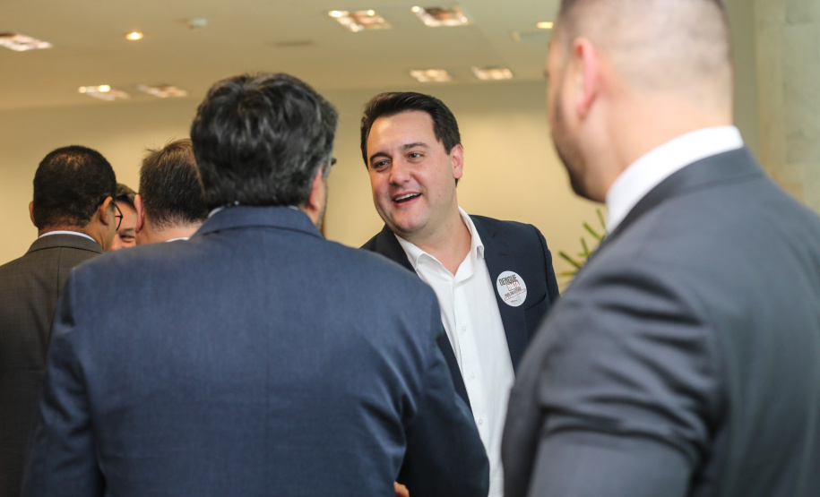 Ilha das Cobras O Governador Carlos Massa Ratinho Junior assina nesta quarta-feira (18), no Palácio Iguaçu, em Curitiba, junto a União o termo de renovação da cessão da residência oficial de veraneio do Executivo estadual para a implantação da Escola do Mar. Curitiba, 18/12/2019 - Foto: Geraldo Bubniak/AEN