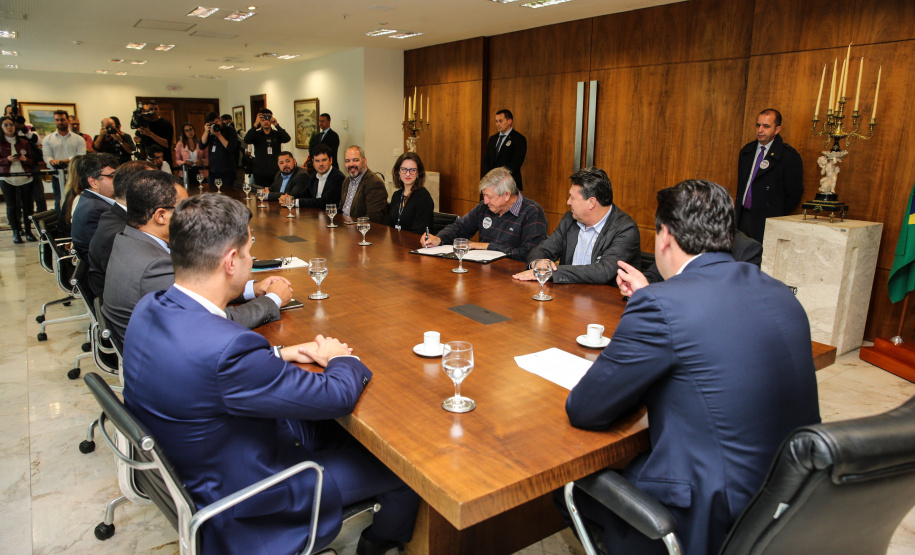 Ilha das Cobras O Governador Carlos Massa Ratinho Junior assina nesta quarta-feira (18), no Palácio Iguaçu, em Curitiba, junto a União o termo de renovação da cessão da residência oficial de veraneio do Executivo estadual para a implantação da Escola do Mar. Curitiba, 18/12/2019 - Foto: Geraldo Bubniak/AEN