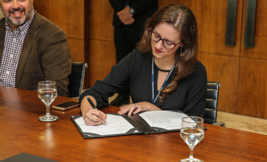 Ilha das Cobras O Governador Carlos Massa Ratinho Junior assina nesta quarta-feira (18), no Palácio Iguaçu, em Curitiba, junto a União o termo de renovação da cessão da residência oficial de veraneio do Executivo estadual para a implantação da Escola do Mar. Curitiba, 18/12/2019 - Foto: Geraldo Bubniak/AEN