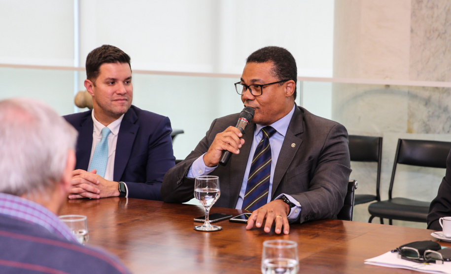 Ilha das Cobras O Governador Carlos Massa Ratinho Junior assina nesta quarta-feira (18), no Palácio Iguaçu, em Curitiba, junto a União o termo de renovação da cessão da residência oficial de veraneio do Executivo estadual para a implantação da Escola do Mar. Curitiba, 18/12/2019 - Foto: Geraldo Bubniak/AEN