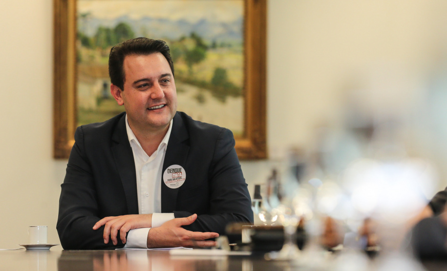 Ilha das Cobras O Governador Carlos Massa Ratinho Junior assina nesta quarta-feira (18), no Palácio Iguaçu, em Curitiba, junto a União o termo de renovação da cessão da residência oficial de veraneio do Executivo estadual para a implantação da Escola do Mar. Curitiba, 18/12/2019 - Foto: Geraldo Bubniak/AEN