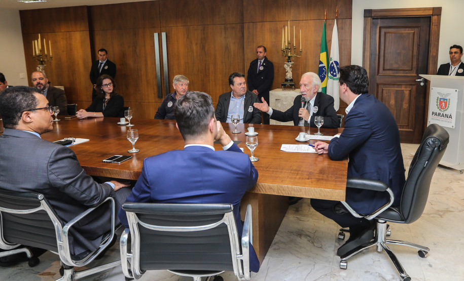 Ilha das Cobras O Governador Carlos Massa Ratinho Junior assina nesta quarta-feira (18), no Palácio Iguaçu, em Curitiba, junto a União o termo de renovação da cessão da residência oficial de veraneio do Executivo estadual para a implantação da Escola do Mar. Curitiba, 18/12/2019 - Foto: Geraldo Bubniak/AEN