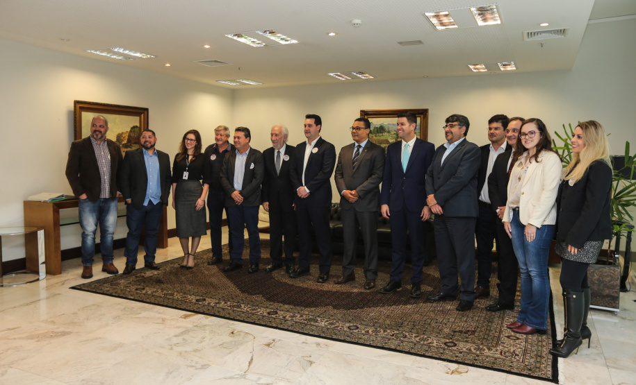 Ilha das Cobras O Governador Carlos Massa Ratinho Junior assina nesta quarta-feira (18), no Palácio Iguaçu, em Curitiba, junto a União o termo de renovação da cessão da residência oficial de veraneio do Executivo estadual para a implantação da Escola do Mar. Curitiba, 18/12/2019 - Foto: Geraldo Bubniak/AEN