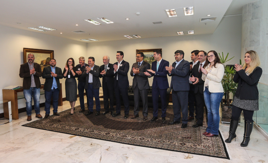 Ilha das Cobras O Governador Carlos Massa Ratinho Junior assina nesta quarta-feira (18), no Palácio Iguaçu, em Curitiba, junto a União o termo de renovação da cessão da residência oficial de veraneio do Executivo estadual para a implantação da Escola do Mar. Curitiba, 18/12/2019 - Foto: Geraldo Bubniak/AEN