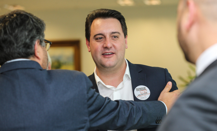 Ilha das Cobras O Governador Carlos Massa Ratinho Junior assina nesta quarta-feira (18), no Palácio Iguaçu, em Curitiba, junto a União o termo de renovação da cessão da residência oficial de veraneio do Executivo estadual para a implantação da Escola do Mar. Curitiba, 18/12/2019 - Foto: Geraldo Bubniak/AEN