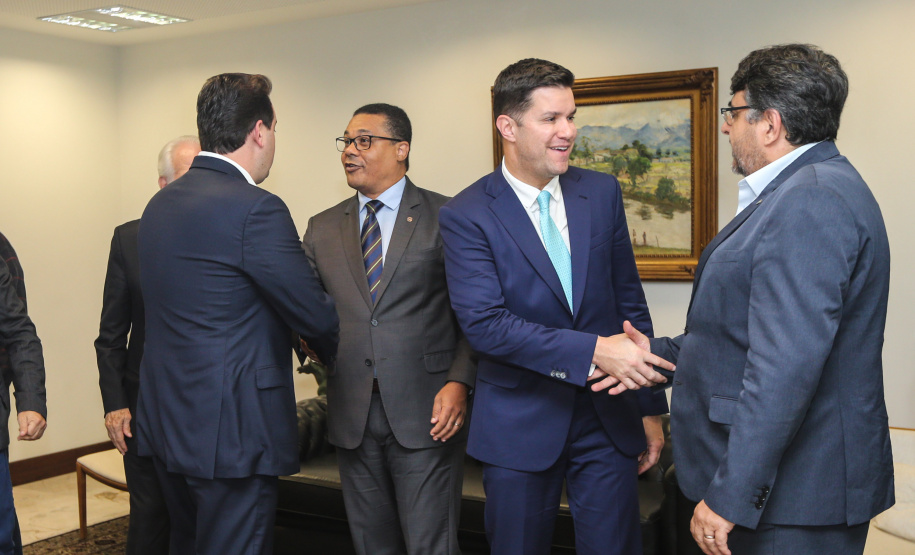 Ilha das Cobras O Governador Carlos Massa Ratinho Junior assina nesta quarta-feira (18), no Palácio Iguaçu, em Curitiba, junto a União o termo de renovação da cessão da residência oficial de veraneio do Executivo estadual para a implantação da Escola do Mar. Curitiba, 18/12/2019 - Foto: Geraldo Bubniak/AEN