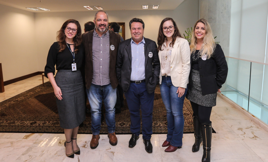 Ilha das Cobras O Governador Carlos Massa Ratinho Junior assina nesta quarta-feira (18), no Palácio Iguaçu, em Curitiba, junto a União o termo de renovação da cessão da residência oficial de veraneio do Executivo estadual para a implantação da Escola do Mar. Curitiba, 18/12/2019 - Foto: Geraldo Bubniak/AEN