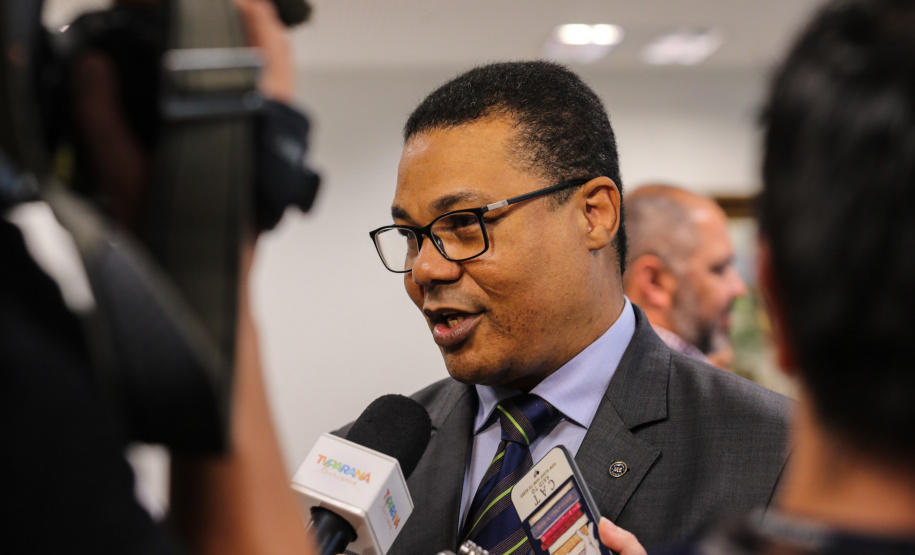 Ilha das Cobras O Governador Carlos Massa Ratinho Junior assina nesta quarta-feira (18), no Palácio Iguaçu, em Curitiba, junto a União o termo de renovação da cessão da residência oficial de veraneio do Executivo estadual para a implantação da Escola do Mar. Curitiba, 18/12/2019 - Foto: Geraldo Bubniak/AEN